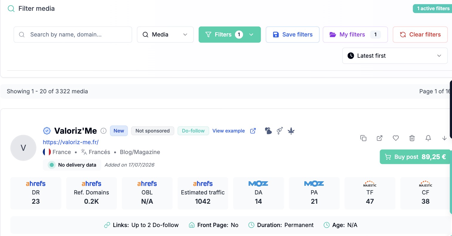 Getalink marketplace filtered on French-language media (3,322 results). A media listing shows its ahrefs metrics (DR, referring domains, OBL, estimated traffic), Moz (DA, PA) and Majestic (Trust Flow, Citation Flow), with a buy-post button and do-follow, front-page and permanent-duration labels.